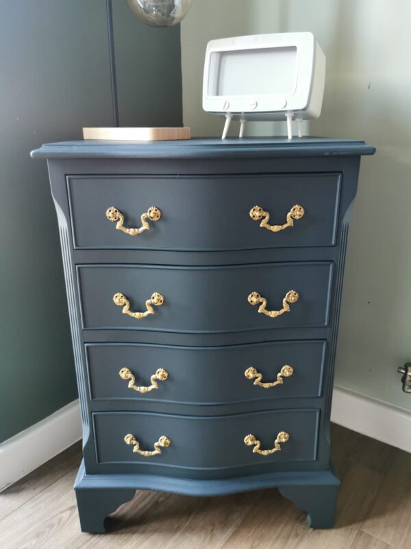 Small serpentine fronted chest of drawers - Image 2