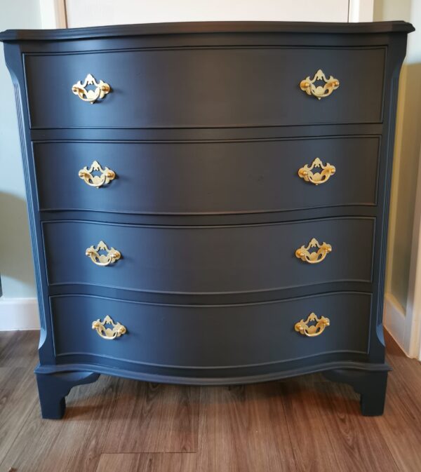 Serpentine fronted chest of drawers - Image 3