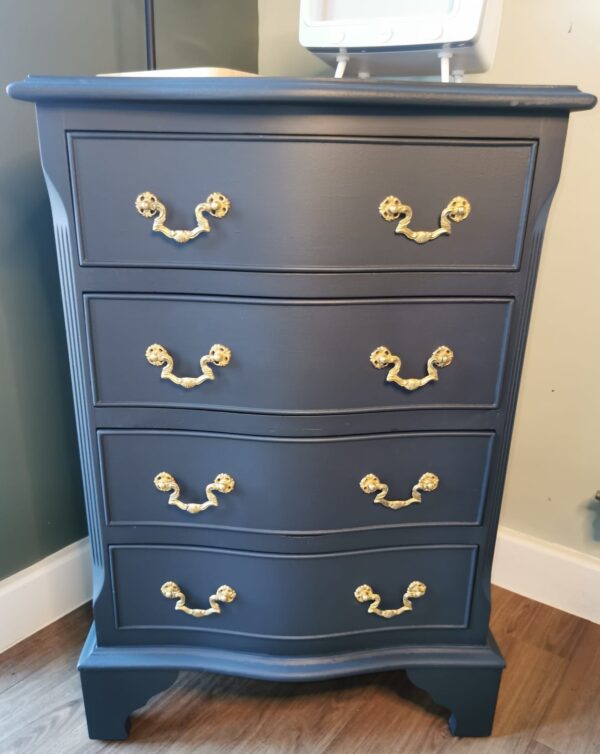 Small serpentine fronted chest of drawers - Image 3