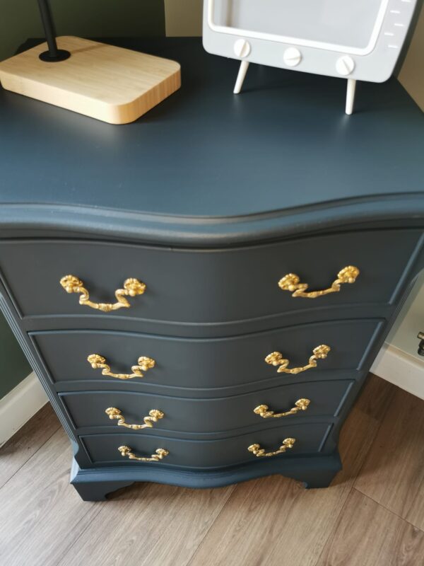 Small serpentine fronted chest of drawers - Image 4