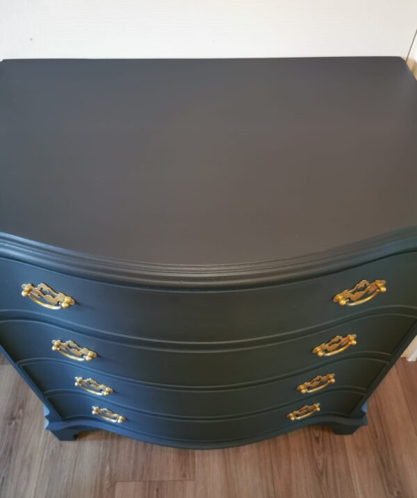 Serpentine fronted chest of drawers - Image 2