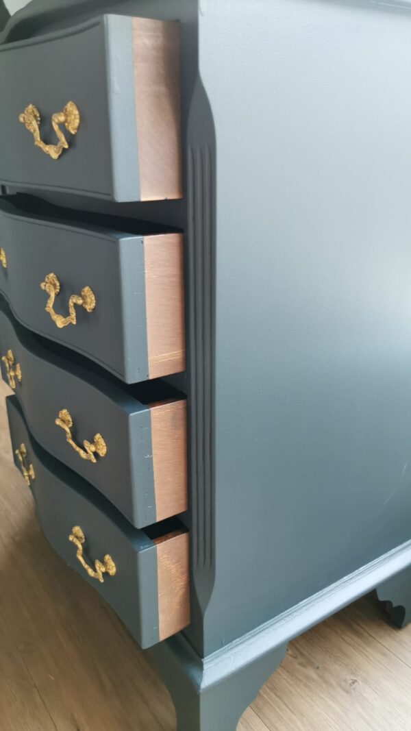 Small serpentine fronted chest of drawers - Image 7