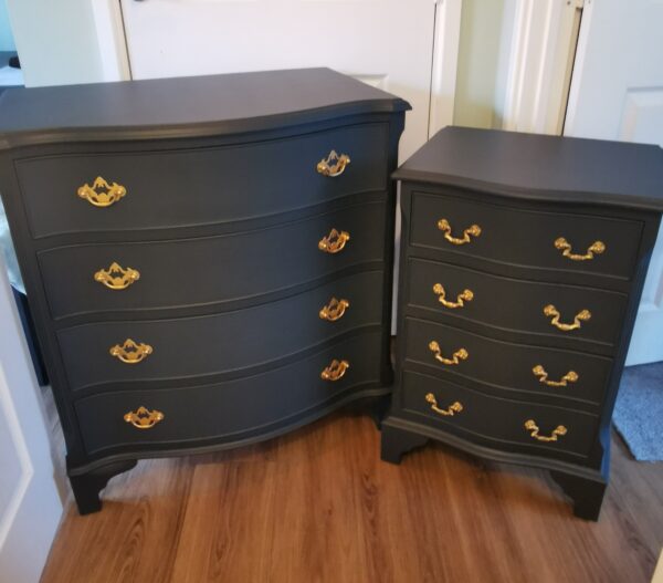 Serpentine fronted chest of drawers - Image 6