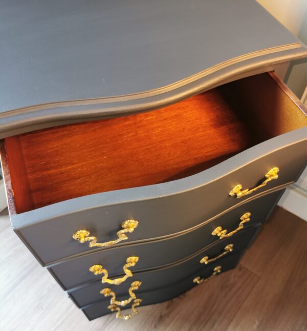 Small serpentine fronted chest of drawers - Image 5