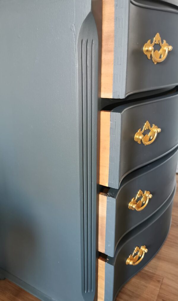 Serpentine fronted chest of drawers - Image 5