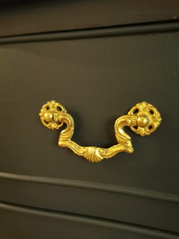 Small serpentine fronted chest of drawers - Image 6