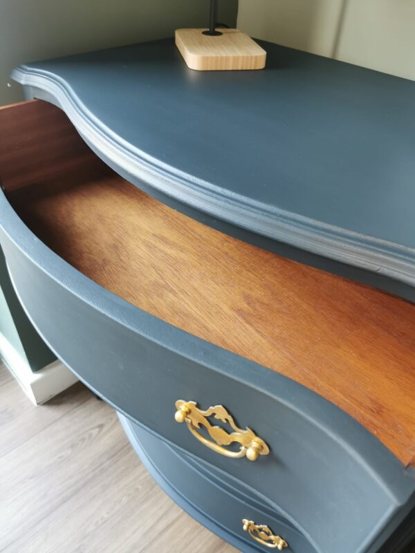 Serpentine fronted chest of drawers - Image 4