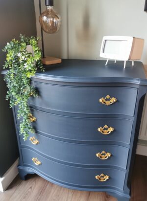 Serpentine fronted chest of drawers